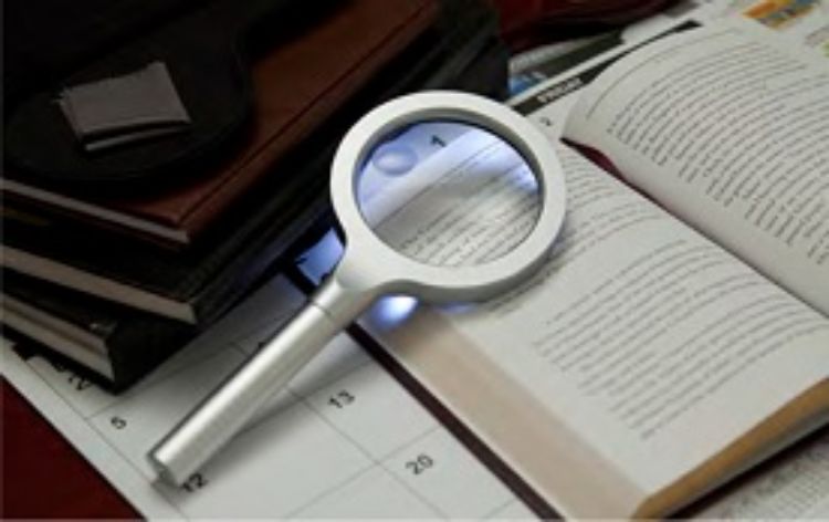 Illuminating Handheld Magnifier